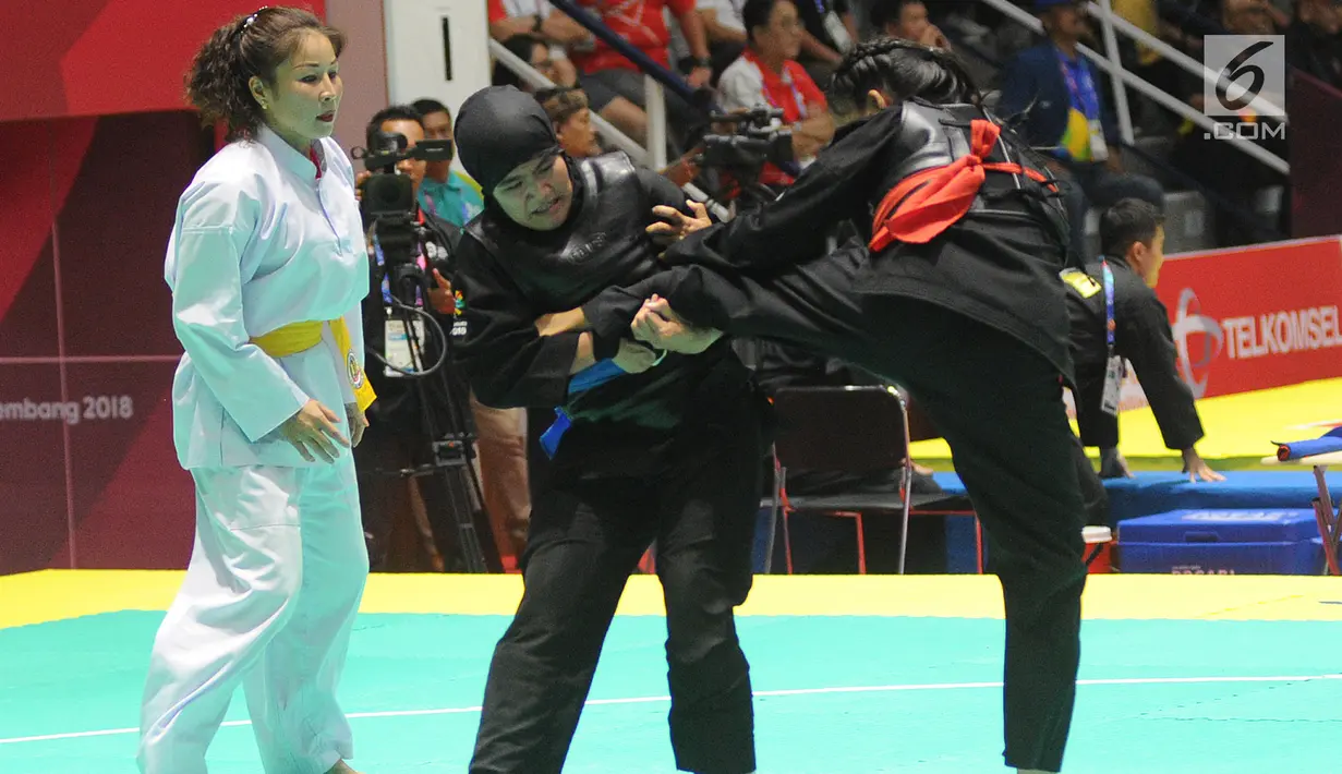 Pesilat Indonesia Pipiet Kamelia saat bertanding melawan A Janejira dari Thailand pada semifinal kelas D 60kg-65kg putri Asian Games 2018 di Padepokan Pencak Silat, TMII, Jakarta, Minggu (26/8). Pipet menang dan melaju ke final. (Merdeka.com/Arie Basuki)