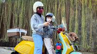 Dian Ayu naik motor bersama anak laki-lakinya (Instagram/@dianayulestari)