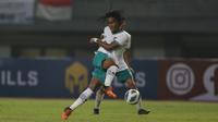 Pemain Timnas Indonesia U-19, Ronaldo Joybera R Junior Kwateh menendang bola ke gawang Timnas Vietnam U-19 saat laga Grup A Piala AFF U-19 2022 antara Timnas Indonesia U-19 melawan Timnas Vietnam U-19 di Stadion Patriot Candrabhaga, Bekasi, Jawa Barat, Sabtu (02/07/2022). (Bola.com/Ikhwan Yanuar)