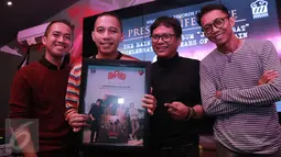  Personel Band The Rain berpose dengan album ke-6 mereka saat rilis di kawasan Bulungan, Jakarta, Rabu (14/9). Album tersebut digarap selama tiga tahun dengan semangat indie. (Liputan6.com/Herman Zakharia)