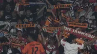 Suporter Persija Jakarta, The Jakmania, memberikan dukungan saat melawan Bhayangkara FC pada laga Liga 1 di SUGBK, Jakarta, Jumat (23/3/2018). Kedua klub bermain imbang 0-0. (Bola.com/Vitalis Yogi Trisna)