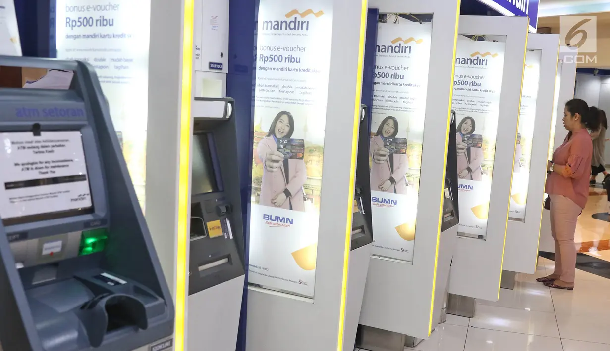 Nasabah bertransaksi di anjungan tunai mandiri (ATM) Bank Mandiri di Mal Pondok indah 2, Jakarta, Sabtu (20/7/2019). Sejumlah nasabah Bank Mandiri mengeluhkan perubahan drastis saldo di rekening yang mengalami pengurangan dan ada juga yang mengalami penambahan. (Liputan6.com/Herman Zakharia)
