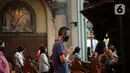 Umat Katolik menjalankan ibadah misa di Gereja Katedral Jakarta, Minggu (12/7/2020). Gereja Katedral Jakarta kembali menggelar misa bagi umat Katolik dengan menerapkan protokol kesehatan untuk mencegah penularan Covid-19. (Liputan6.com/Immanuel Antonius)