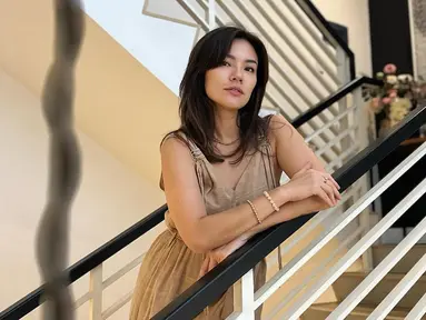 Lama vakum, artis dengan nama lengkap Caroline Ingrid Adita ini diketahui terakhir main sinetron tahun 2016 lalu, sementara main film pada tahun 2017. Meski jarang muncul di layar kaca dan layar lebar, namun artis yang juga dikenal sebagai model, pembawa acara dan penyiar radio ini tetap aktif bagikan aktivitasnya di luar industri hiburan di laman Instagram pribadinya. (Liputan6.com/IG/@aline_adita)