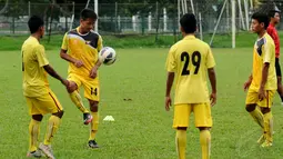 Sesi latihan Timnas Myanmar U19 di lapangan C Senayan Jakarta (4/5/2014), difokuskan pada passing bola-bola pendek. (Liputan6.com/Helmi Fithriansyah)