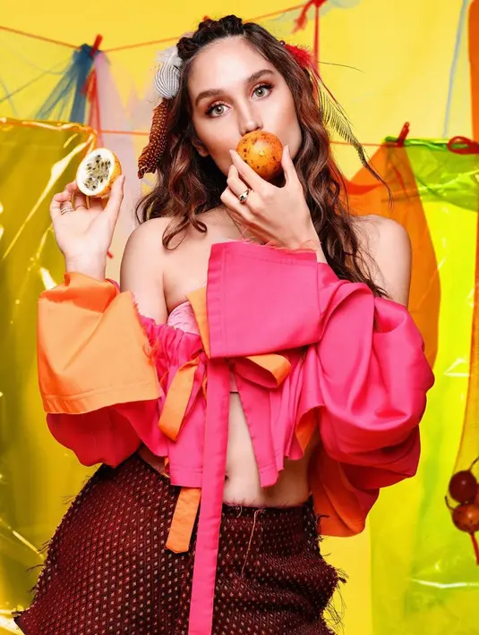 Tak sedikit netizen yang mengaku iri dengan penampilan Cinta Laura yang tampak bugar sekaligus menawan. Bahkan, beberapa netizen turut memuji penampilan Cinta Laura di pemotran terbarunya yang tampak colourful. (Liputan6.com/IG/@claurakiehl)