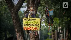 Aktivis melakukan aksi damai di depan Balaikota DKI Jakarta, Senin (7/6/2021). Aksi tersebut mengangkat permasalahan lingkungan hidup di DKI Jakarta yang menjadi pekerjaan rumah pemerintah daerah, dan harus dituntaskan untuk memulihkan keadaan darurat ekologis Jakarta. (Liputan6.com/Faizal Fanani)