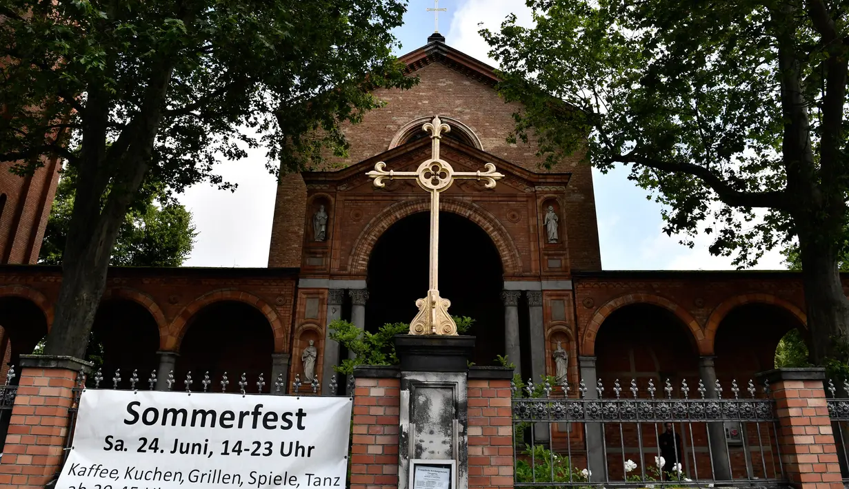 Pemandangan bangunan gereja Protestan St. Johannis yang diatasnya terdapat Masjid Ibnu Rushd-Goethe yang terletak di Berlin, Jerman (16/6). Selain berada di lantai tiga gereja, masjid ini juga dipimpin seorang imam perempuan. (AFP Photo/John Macdougall)