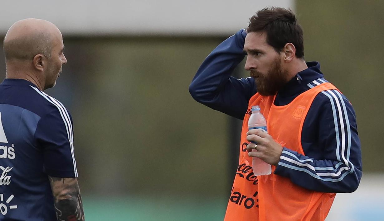 Striker Argentina, Lionel Messi, berbincang dengan pelatih Jorge Sampaoli, saat latihan bersama timnas jelang laga kualifikasi piala dunia 2018 di  Buenos Aires, Selasa (29/8/2017). Argentina akan berhadapan dengan Uruguay. (AP/Natacha Pisarenko)