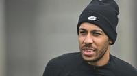 Striker Chelsea, Pierre-Emerick Aubameyang menghadiri sesi latihan tim di fasilitas pelatihan Chelsea Cobham di Stoke D'Abernon, London pada 14 Februari 2023. Chelsea akan bertanding melawan Borussia Dortmund pada leg pertama babak 16 besar Liga Champions di di Westfalenstadion. (AFP/Glyn Kirk)