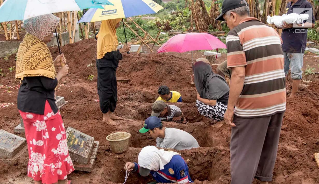 Suasana proses pemindahan jenazah di TPU Grogol, Depok, Jawa Barat, (20/9). 525 makam di TPU tersebut dibongkar dan dipindahkan ke lokasi baru karena dilewati rencana pembangunan jalan tol Desari. (Liputan6.com/Immanuel Antonius)
