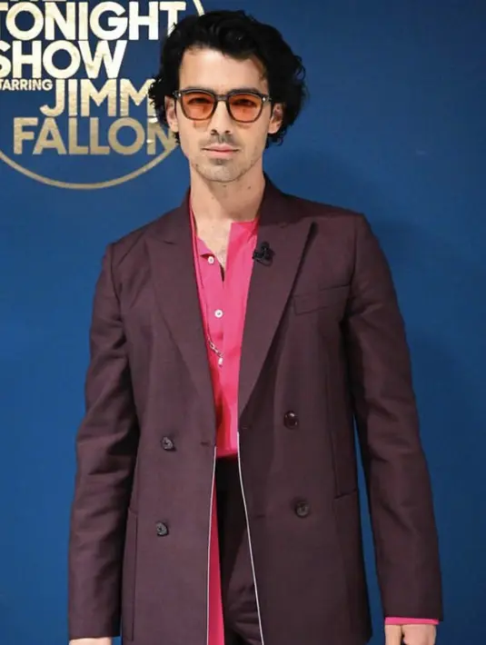 Hadir di The To Night Show, Ia mengenakan suit maroon dipadukan kemeja fushcianya. (@joejonas)