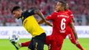 Gelandang Dortmund, Jadon Sancho, berebut bola dengan gelandang Bayern Munchen, Thiago Alcantara, pada laga Piala Super DFL di Stadion Signal Iduna, Dortmund, Sabtu (3/8). Dortmund menang 2-0 atas Munchen. (AFP/Ina Fassbender)
