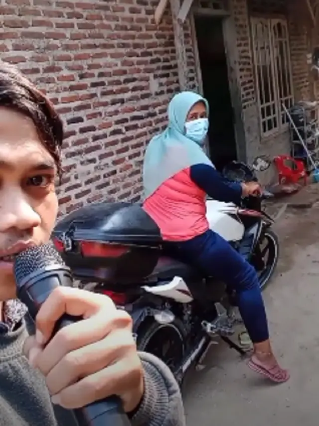 Anti Mainstream, Pria Ini Nagih Utang Nasabahnya Pakai Mikrofon.
