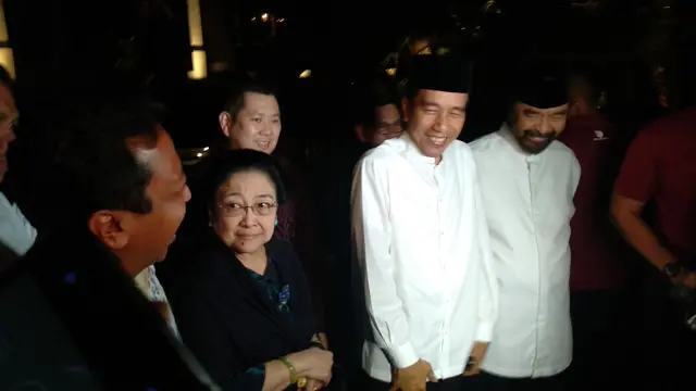 Calon presiden petahana, Joko Widodo atau Jokowi, hari ini berkumpul dengan para ketua umum partai politik Koalisi Indonesia Kerja.
