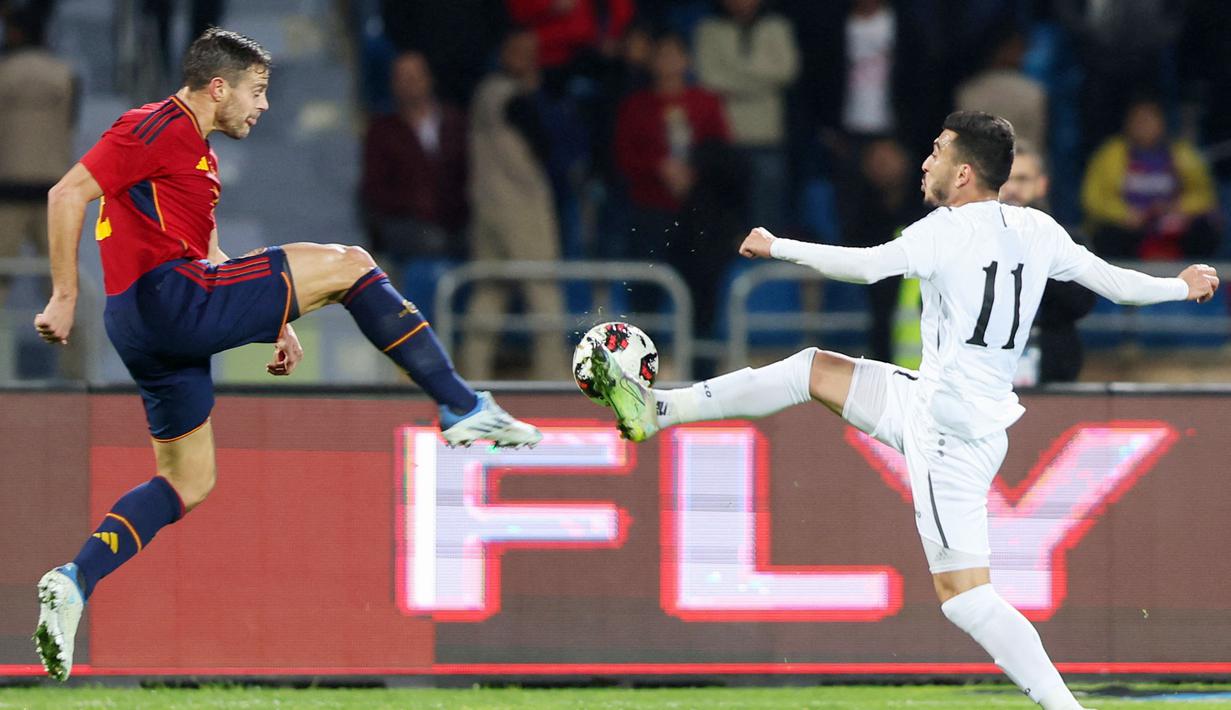 Luis Enrique memanfaatkan uji coba ini untuk memasang banyak pemain sekaligus memberi kepercayaan kepada para pemain muda Timnas Spanyol. (AFP/Khalil Mazraawi)