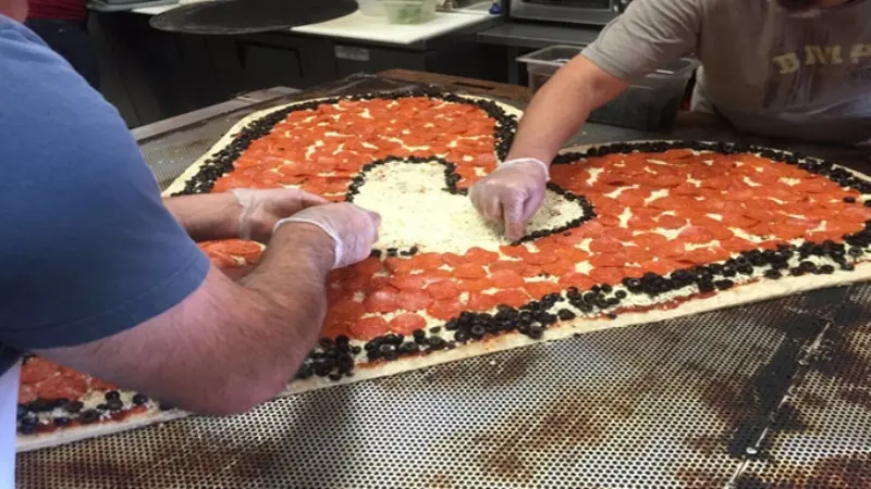 Tebar Kasih di Valentine, Pizza Raksasa Berbentuk Hati Dibagikan