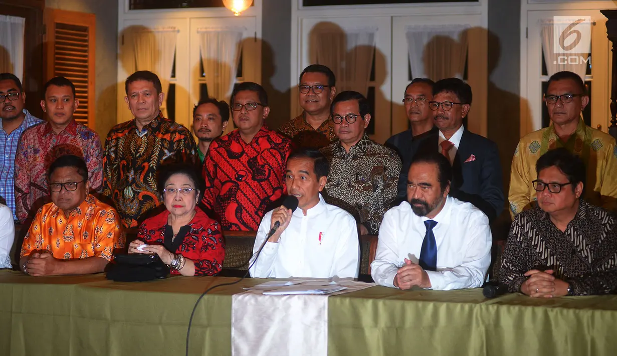 Presiden RI, Joko Widodo bersama pimpinan partai politik pendukung saat mendeklarasikan Calon Cawapres di Pilpres 2019, Jakarta, Kamis (9/8). Jokowi resmi menggandeng Ma'ruf Amin sebagai cawapres di Pilpres 2019. (Merdeka.com/Imam Buhori)
