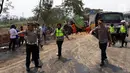 Polisi mengamankan lokasi kecelakaan maut di ruas Tol Cipularang Kilometer 92, Purwakarta, Jawa Barat, Senin (2/9/2019). Kecelakaan maut Cipularang melibatkan 21 kendaraan. (Liputan6.com/HO/Humas Polda)