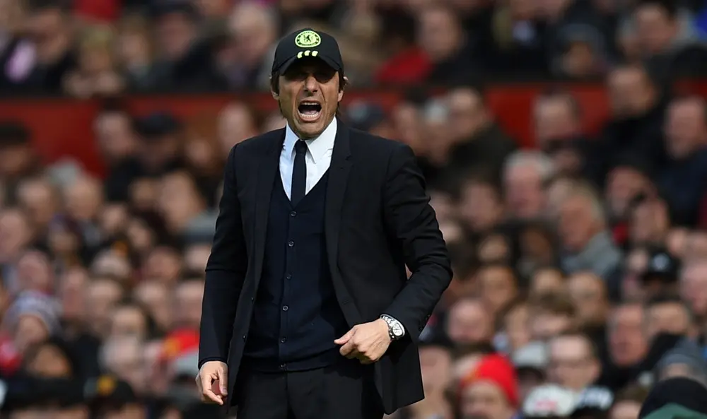 Manajer Chelsea, Antonio Conte, dalam pertandingan melawan Manchester United, di Stadion Old Trafford, Minggu (16/3/2017). (AFP/Oli Scarff). 