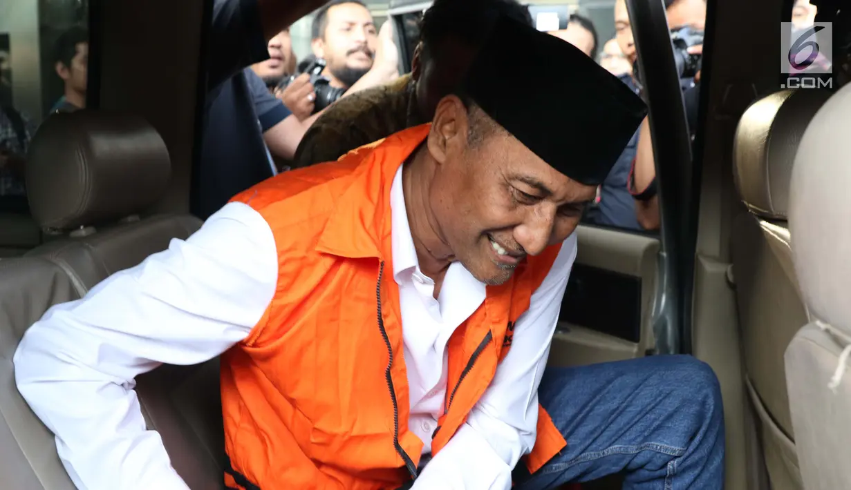 Bupati Kudus, Muhammad Tamzil saat di mobil tahanan usai menjalani pemeriksaan terkait dugaan suap pengisian jabatan perangkat daerah di lingkungan Pemkab Kudus, Gedung KPK Jakarta, Sabtu (27/7/2019). Dalam kasus ini, KPK menetapkan tiga tersangka. (Liputan6.com/Helmi Fithriansyah