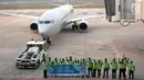 Petugas membentangkan spanduk "Selamat Terbang" di landasan pacu terminal baru Bandara Ahmad Yani Semarang, Rabu (6/6). Terminal ini sudah mulai beroperasi ditandai dengan maskapai penerbangan pertama SKYTEAM Garuda Indonesia. (Liputan6.com/Gholib)