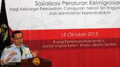 Kepala Imigrasi Kelas I Khusus Jakarta Selatan, Cucu Koswala membuka Sosialisasi Peraturan Keimigrasian di kantor Imigrasi Jakarta Selatan, Kamis (15/10). Sosialisasi membahas permasalahan keluarga perkawinan campuran. (Liputan6.com/Helmi Fithriansyah)