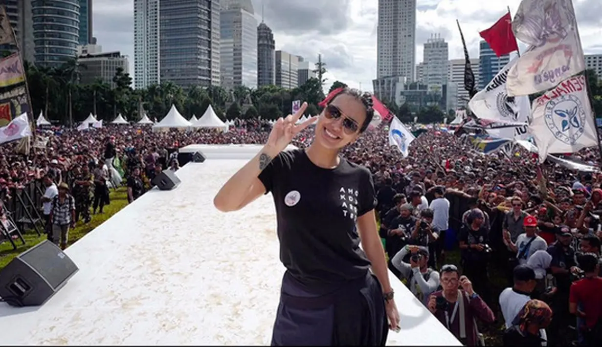 Begitu juga artis senior Sophia Latjuba. Seperti diketahui, Sophia masuk jajaran dalam tim pemenangan pasangan calon dari Ahok-Djarot. Beberapa foto ia terlibat bersama dengan pendukung Ahok. (dok. Instagram)