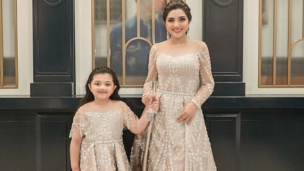 Potret Ashanty dan Arsy Pakai Baju Kembar, Ibu dan Anak Selalu Kompak