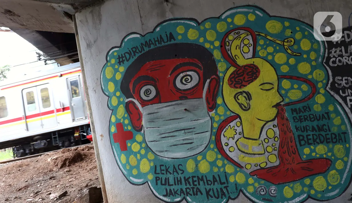 KRL melintas di dekat mural bertema pencegahaan penyebaran virus Corona atau COVID-19 di Jakarta, Selasa (7/4/2020). Mural tersebut menghimbau masyarakat untuk menjaga jarak fisik dan selalu menggunakan masker serta tetap beraktivitas di dalam rumah. (Liputan6.com/Helmi Fithriansyah)