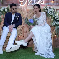 Dalam acara pemberkatan nikah Petra Sihombing dan Firrina Sinatrya disaksikan oleh kedua keluarga besar, kerabat dan tamu yang berjumlah sekitar 400 orang. Malam harinya, mulai pukul 19.00 WIB dilanjutkan acara resepsi. (Deki Prayoga/Bintang.com)