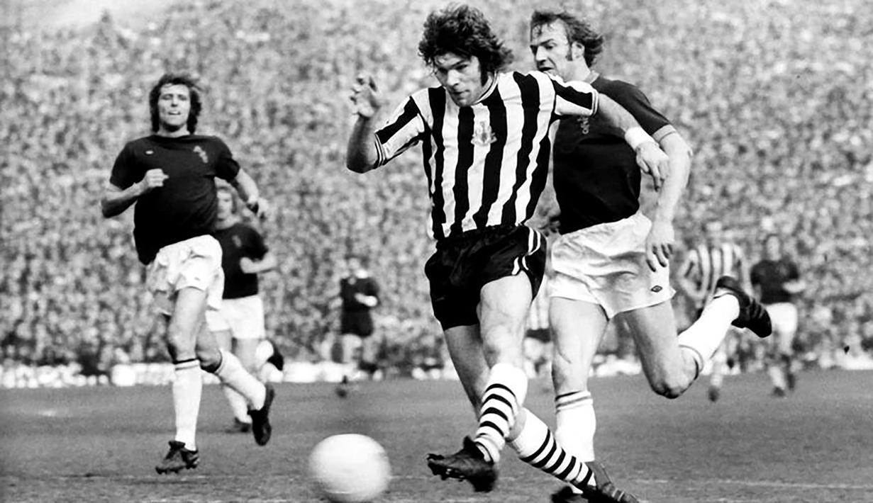 Malcolm MacDonald. Striker Inggris ini memperkuat dua klub di Divisi Utama Liga Inggris bersama Newcastle United (1971/72 - 1975/76) dan Arsenal (1976/77 - 1978/79). Bersama Newcastle United ia menjadi top skor pada 1974/1975, lalu diulangi bersama Arsenal pada 1976/1977. (nufc.co.uk)