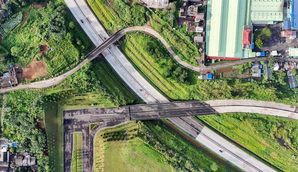 Foto udara memperlihatkan ruas Jalan Tol Bogor-Ciawi-Sukabumi (Bocimi) di Cibadak, Kabupaten Sukabumi, Jawa Barat, Jumat (31/10/2025). Selain mendukung pengembangan destinasi wisata, Tol Bocimi juga berperan besar dalam memperlancar jalur logistik dari dan menuju Sukabumi. (merdeka.com/Arie Basuki)