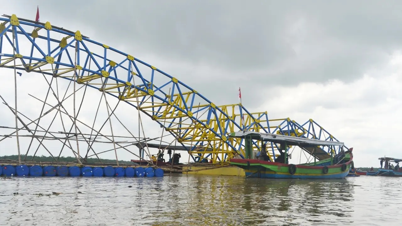 Warga Desa Ujung Gagak Kecamatan Kampung Laut menunggu pemasangan Jembatan Apung yang menghubungkan desa ini dengan wilayah Klaces, 2016 lalu. (Foto: Liputan6.com/Muhamad Ridlo)