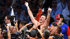 Petinju Australia, Jeff Horn, melakukan selebrasi usai berhasil mengalahkan petinju Filipina, Manny Pacquiao di Stadion Suncorp, Brisbane, Australia, Minggu (2/7/2017). Jeff Horn berhasil merebut sabuk juara kelas welter versi WBO. (EPA/Dan Peled)