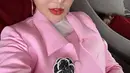 Tak hanya itu, Bella Shofie tampak begitu cantik dnegan busana semi formal serba merah muda ini. Dengan makeup yang cukup tebal, penampilannya semakin chic dengan topi. (Liputan6.com/IG/@bellashofie_rigan)