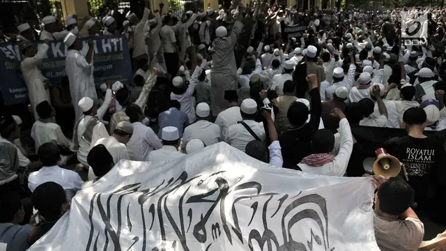 Gugatan Ditolak, Massa HTI Sujud Syukur di Luar Gedung PTUN
