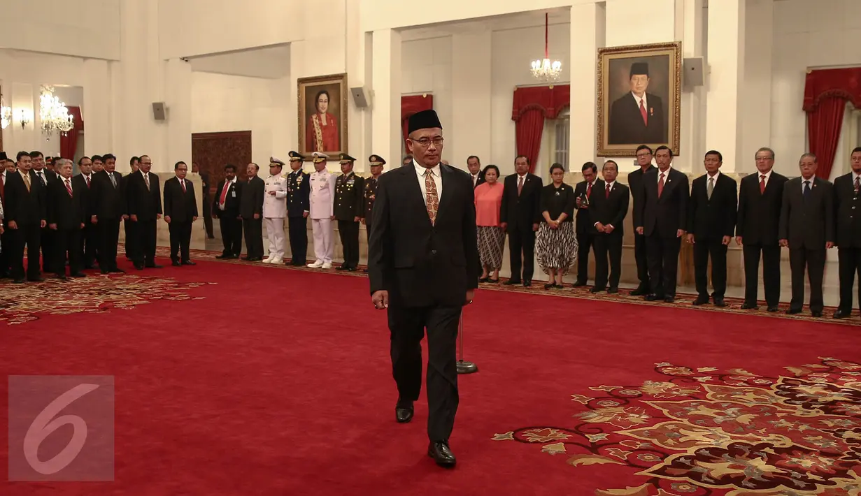 Hasyim Asy’ari bersiap mengikuti pelantikan sebagai Anggota KPU, di Istana Negara, Jakarta, Senin (29/8). Pelantikan dihadiri beberapa menteri Kabinet Kerja, pimpinan lembaga tinggi negara, dan juga hadir pimpinan DPR/MPR. (Liputan6.com/Faizal Fanani)