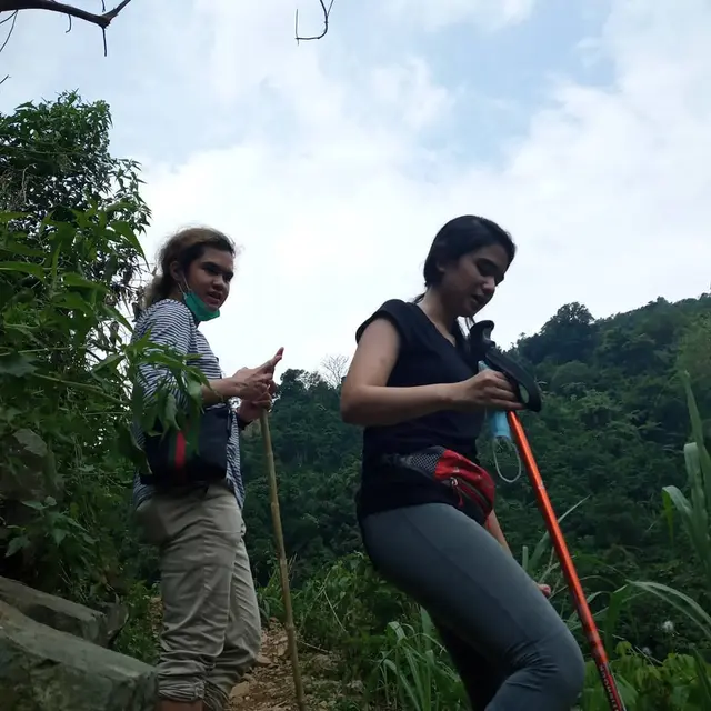 7 Momen Tissa Biani dan Dul Jaelani Trekking Bareng di Bogor