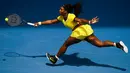 Serena Williams berusaha mengembalikan bola pukulan petenis Rusia, Maria Sharapova pada perempat final turnamen tenis Australia Open 2016 di Melbourne Park (26/1). Williams Kalahkan Sharapova 6-4, 6-1. (REUTERS/Jason Reed)
