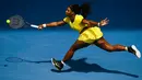 Serena Williams berusaha mengembalikan bola pukulan petenis Rusia, Maria Sharapova pada perempat final turnamen tenis Australia Open 2016 di Melbourne Park (26/1). Williams Kalahkan Sharapova 6-4, 6-1. (REUTERS/Jason Reed)