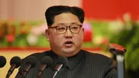 Pemimpin Korea Utara Kim Jong-un berpidato saat menghadiri Konferensi Industri Munisi ke-8 di Pyongyang (12/12). Kim Jong-un menyatakan para ilmuwan dan pekerjanya akan terus mengembangkan lebih banyak persenjataan. (AFP Photo/KCNA VIA KNS)