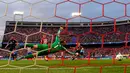 Kiper Bayern Munchen, Manuel Neuer, gagal menahan tendangan pemain Atletico Madrid, Saul Niguez, pada leg pertama semifinal Liga Champions di Stadion Vicente Calderon, Madrid, Kamis (28/4/2016) dini hari WIB. (AFP/Gerard Julien)