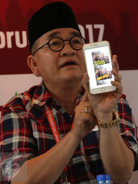 Jubir Basuki Tjahaja Purnama (Ahok)- Djarot Saiful Hidayat, Ruhut Sitompul saat pemaparan hasil survei Pilkada DKI 2017, di Jakarta, Rabu (8/2). Acara itu bertema 'Jelang Akhir Masa Kampanye, Siapa Cagub Pilihan Warga Jakarta?'. (Liputan6.com/Johan Tallo)