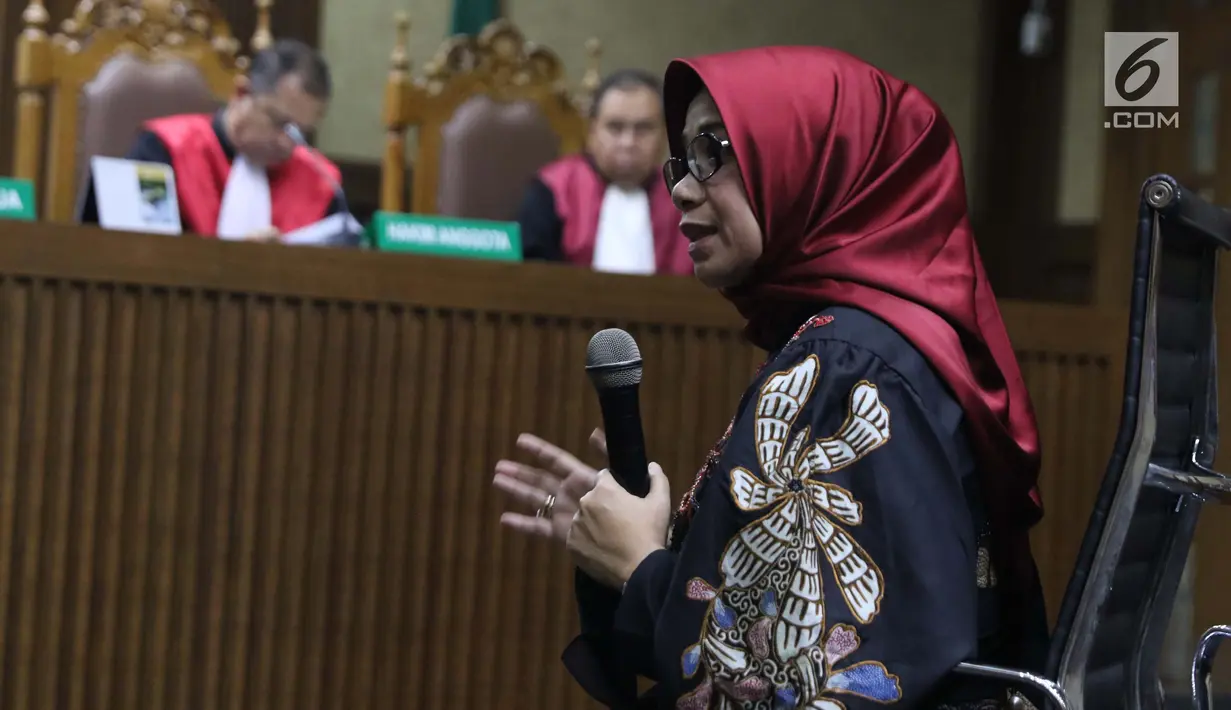 Terdakwa dugaan suap kesepakatan kontrak kerja sama pembangunan PLTU Riau-1, Eni Maulani Saragih menjawab pertanyaan saat sidang lanjutan di Pengadilan Tipikor, Jakarta, Selasa (22/1). Eni menjalani pemeriksaan terdakwa. (Liputan6.com/Helmi Fithriansyah)