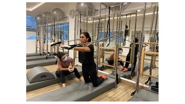 Miliki Badan Bugar, Ini 7 Potret Donna Agnesia saat Pilates