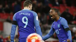  Pemain Belanda, Vincent Janssen merayakan golnya bersama rekannya, Georginio Wijnaldum pada laga persahabatan di Stadion Wembley, London, Rabu (30/3/2016) dini hari WIB. Belanda menang 2-1. (Reuters/Stefan Wermuth)