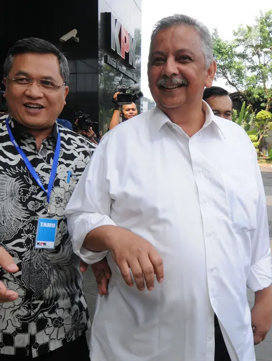 Direktur Utama PT PLN Sofyan Basir keluar untuk menunaikan salat Jumat di gedung KPK, Jakarta, Jumat (20/7). Sofyan Basir memenuhi panggilan KPK untuk diperiksa sebagai saksi kasus dugaan korupsi proyek PLTU di Riau. (Merdeka.com/Dwi Narwoko)