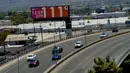 Seiring dengan suhu panas tiga digit yang terus berlanjut, telah ada 12 kematian terkait panas yang tercatat di Phoenix hanya pada minggu pertama bulan Juli, menurut data dari Departemen Kesehatan Masyarakat Maricopa County.  (AP Photo/Matt York)