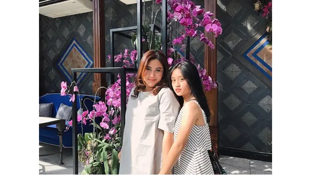 Vanessa Audy saat bersama dengan sang ibu, keduanya kompak memakai baju berwarna putih.